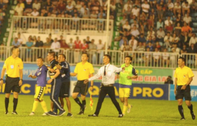 Trận HAGL - Hà Nội để lại hình ảnh cực xấu với những tấm thẻ đỏ và sự cãi cọ