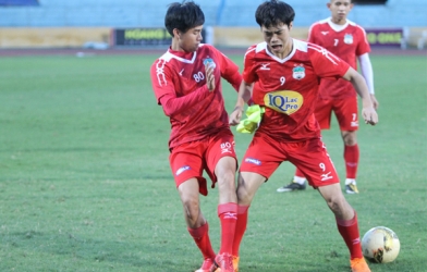 Văn Toàn ăn vạ siêu hài sau pha vào bóng của Thanh Hậu