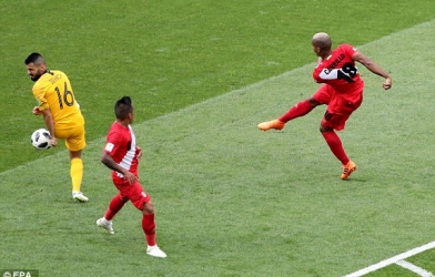 Úc rời World Cup 2018 sau trận thua 0-2 trước Peru