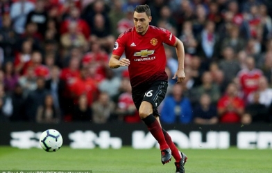  Mourinho nài nỉ 2 hậu vệ ở lại Man Utd