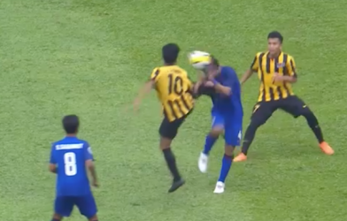 VIDEO: Cầu thủ U16 Malaysia tung ‘liên hoàn cước’ hạ đo ván 2 đối thủ ở giải châu Á