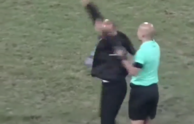 VIDEO: Pha ăn mừng khiến trọng tài hết hồn của HLV Park Hang-seo