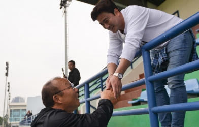 VIDEO: U23 Việt Nam đón Ahn Jung Hwan và tài tử điện ảnh Hàn Quốc trên sân tập