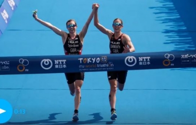 2 Nữ VĐV người Anh bị loại khi 'tay nắm tay' về đích