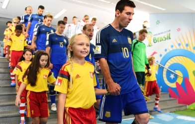 Tại sao các cầu thủ ra sân luôn dắt theo trẻ em?