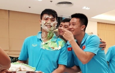 Thầy Park 'trét bánh' lên mặt Tiến Dũng, góp vui cùng các học trò