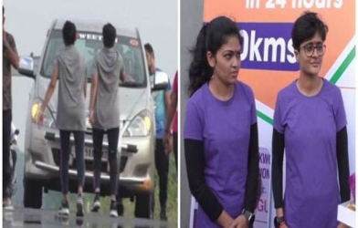 Hai cô gái Ấn Độ gửi thông điệp 'đặc biệt' khi chạy lùi trong 13 giờ