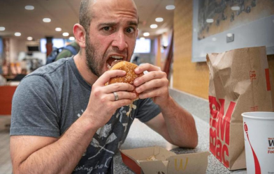 HLV thể hình nổi tiếng ăn Big Mac mỗi ngày mà vẫn giảm cân
