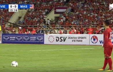 Quang Hải 'lộ' vòng 3 quyến rũ trong trận đấu với Malaysia