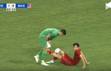 Vì sao cầu thủ dễ bị 'chuột rút' vào cuối trận?