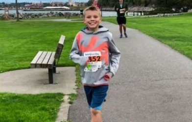 Cậu bé 11 tuổi chạy hơn 20 km, phá kỷ lục thế giới