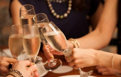 Làm điều này trước khi uống rượu để tránh bị nôn nao 