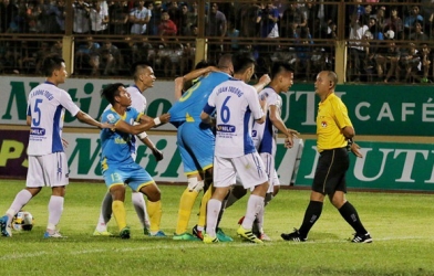 HLV Khánh Hòa: 'Đừng nghĩ cầu thủ HAGL hiền, họ chửi Zarour bằng tiếng Anh đấy'