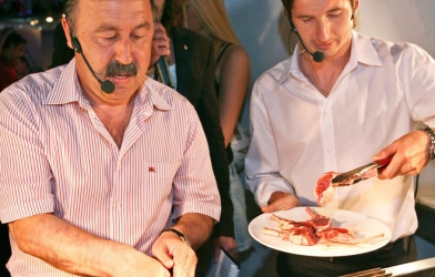 Tiết lộ khẩu phần ăn đặc biệt giúp Nga chơi ngang ngửa Tây Ban Nha