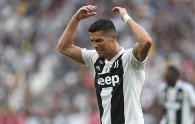 Ronaldo liên tục bị chỉ trích chỉ vì không dự gala của UEFA