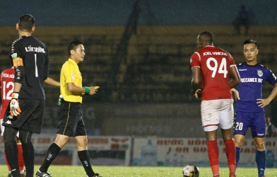 Pha bẻ còi kinh điển của trọng tài Lập nằm ngoài Luật bóng đá