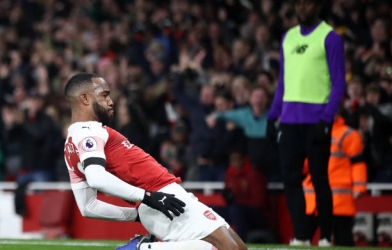 Lacazette thăng hoa, Arsenal giữ lại 1 điểm trước Liverpool