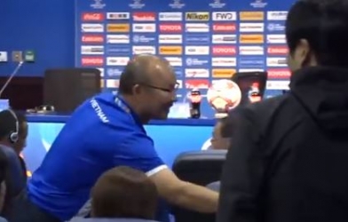 VIDEO: HLV Park đi tìm từng phóng viên Hàn Quốc sau trận đấu cuối cùng