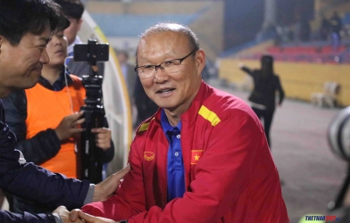 Vừa trở về từ UAE, HLV Park tạo cơn sốt ở SVĐ Hàng Đẫy