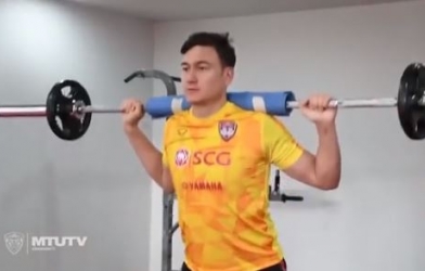 VIDEO: Văn Lâm hăng say tập luyện trong phòng GYM của Muangthong