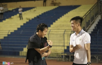 Trợ lý Lee Young Jin động viên Tiến Linh sau trận khai mạc V-League