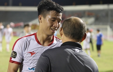 HLV Park xuống sân động viên Bùi Tiến Dũng sau trận thua của Viettel