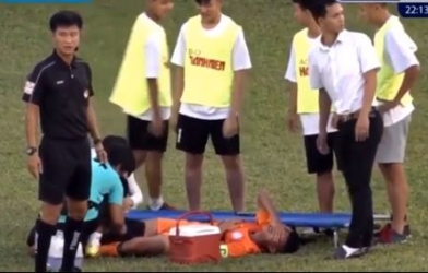 Cầu thủ U19 Đà Nẵng gãy chân sau pha xoạc bóng với cầu thủ HAGL