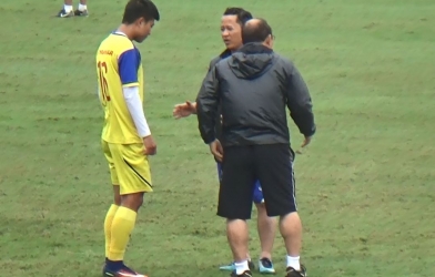 VIDEO: HLV Park truyền 'bí kíp' phòng ngự, tấn công cho 2 cầu thủ U23 VN