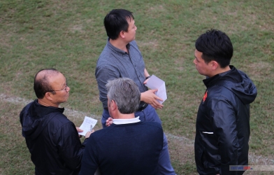 Họp gấp với chuyên gia Đức, HLV Park truyền 'mật lệnh' cho học trò