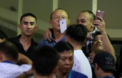 Bị NHM 'truy cản', HLV Park Hang-seo chạy khắp sân tìm học trò