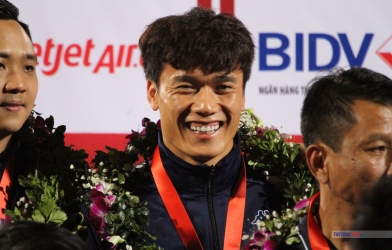 HLV Hà Nội FC lý giải nguyên nhân để Bùi Tiến Dũng bắt chính