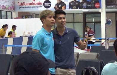 VIDEO: Công Phượng gây sốt tại sân bay Thái Lan khi ĐT Việt Nam trở về nước