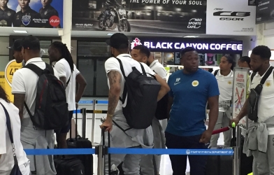 VIDEO: Thái Lan buồn rười rượi trên chuyến bay với Nhà vô địch King's Cup