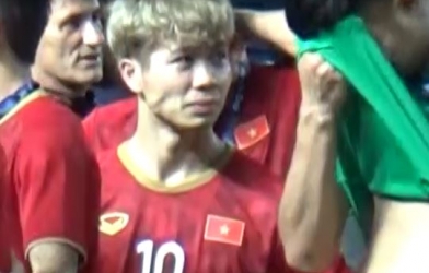 VIDEO: Tiến Dũng ôm Văn Thanh, Công Phượng nhìn vào khoảng không vô tận sau khi nhận HCB