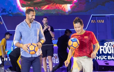 Rio Ferdinand đá bóng với Huyền thoại Việt Nam, gây sốt phố đi bộ Hồ Gươm