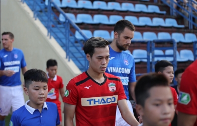 Giữa cơn bão tố nơi hàng công ĐTVN, có một tia sáng mang tên Văn Toàn