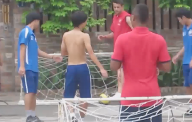 VIDEO: Công Phượng, Xuân Trường thời gầy còm, đen nhẻm đá bóng với sao Arsenal 