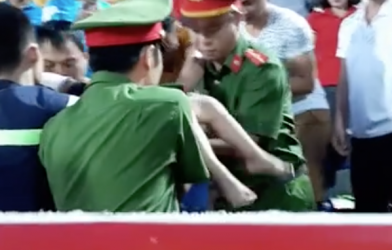 VIDEO: Cận cảnh hành động cứu người của các cảnh sát trong trận Nam Định