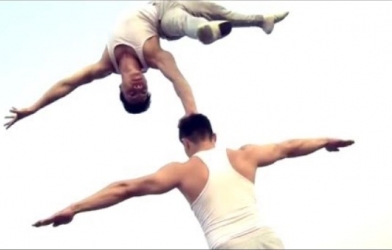 VIDEO: Anh em nghệ sỹ xiếc Cơ Nghiệp phá sâu kỷ lục của Trung Quốc