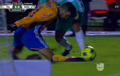 VIDEO: Cầu thủ gãy chân kinh hoàng sau pha tắc bóng lỗi