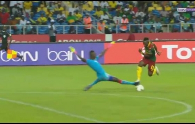 VIDEO: Thủ môn lao lên tắc bóng như Neuer ở CAN 2017