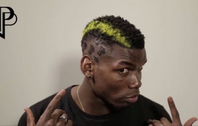 VIDEO: Paul Pogba cắt tóc ăn mừng biểu tượng cảm xúc của Twitter