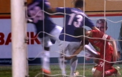 VIDEO: Pha vào bóng gây sốc của Hoàng Vũ Samson với cầu thủ HAGL