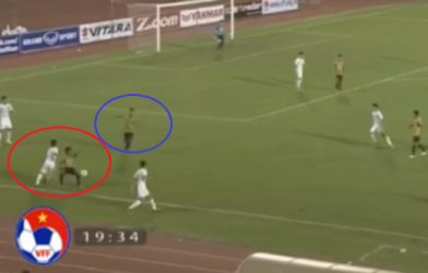 VIDEO: Hồng Duy xỏ háng liên tiếp 2 cầu thủ U23 Malaysia