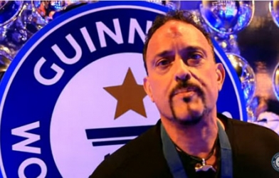 VIDEO: Người đàn ông lập kỷ lục dùng trán đóng đinh nhanh như búa