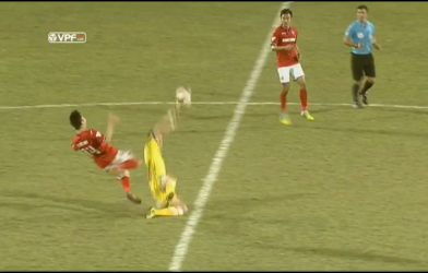 VIDEO: Quế Ngọc Hải vào bóng thô bạo với cầu thủ Quảng Ninh