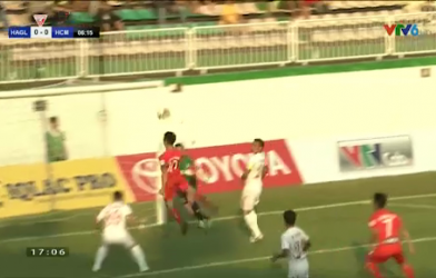VIDEO: Công Phượng đánh đầu trúng xà ngang CLB TPHCM