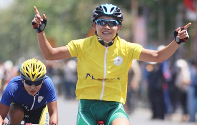 VIDEO: Tay đua Việt vuột chiến thắng vì ăn mừng quá sớm