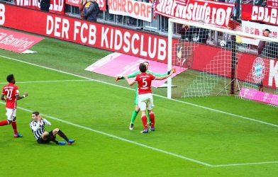 VIDEO: Pha tắc bóng khó tin nhất năm của Mats Hummels