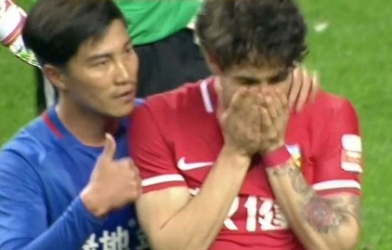 Pato bị cầu thủ Trung Quốc chế nhạo vì sút pen lên trời